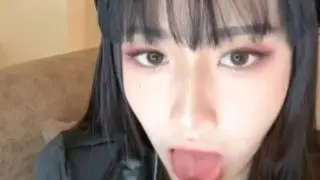 hawak na ni policewoman ang sandata