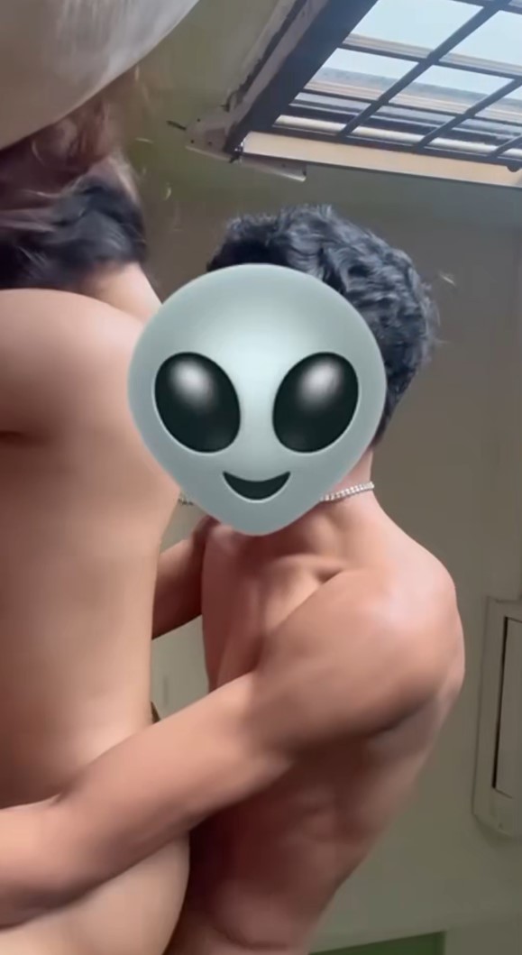 hala si ate kinantot ng alien